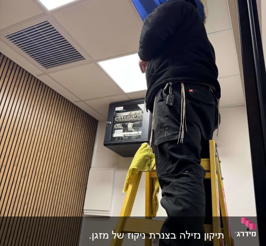 אדם על סולם מתקן צינור בתקרה